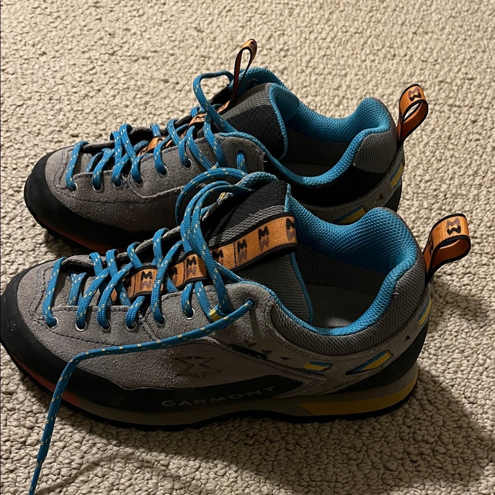 Women’s Size 6 Garmont Hiking Shoes - Picture 3 of 3